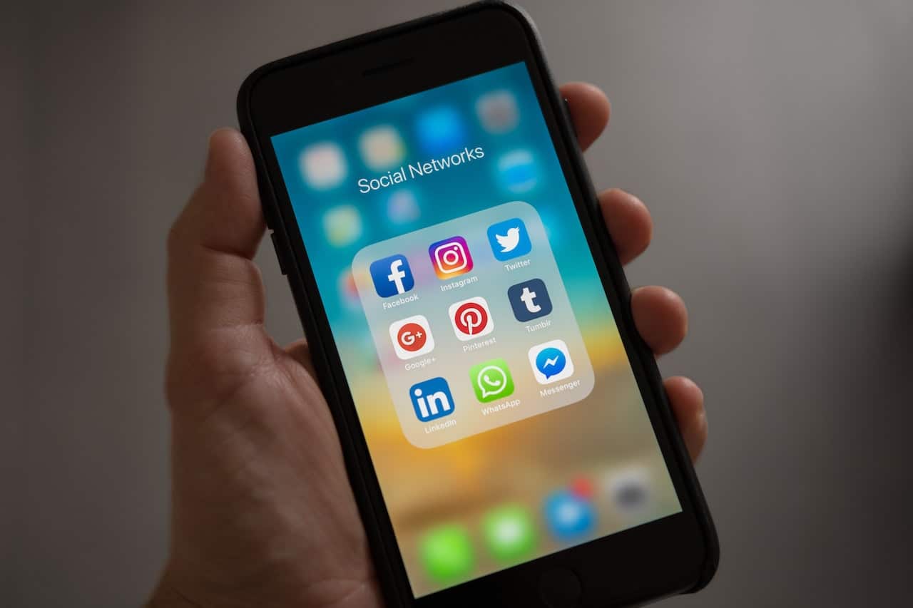 Social Media Apps in Smartphone | How to avoid getting Doxxed on Twitter